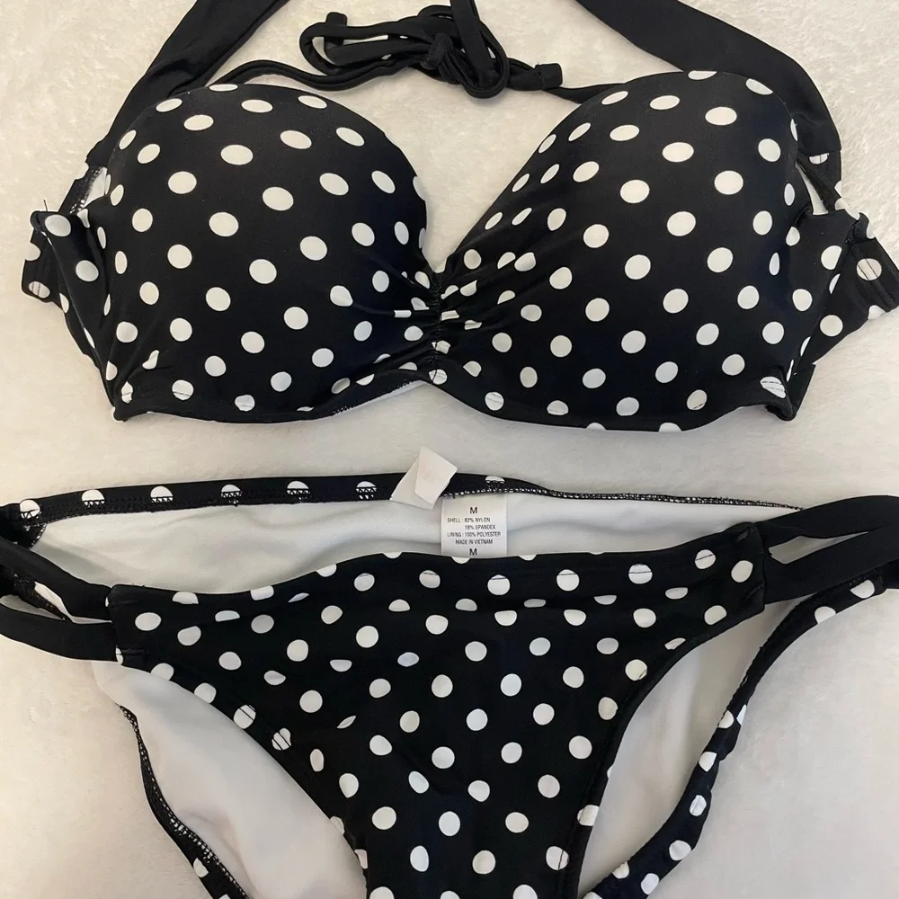 Bikini - Picture 1 of 2